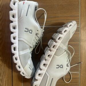 USED - Women’s ON CLOUD Cloud 5 - SZ 8